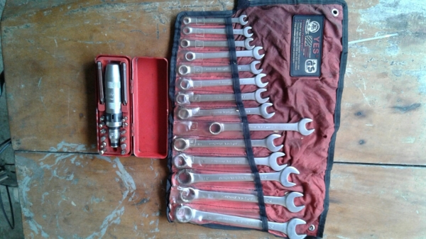 เครื่องมือ ประแจกับตัวตอก