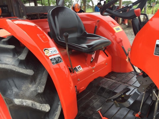 ขายรถไถคูโบต้า L4708(4WD)2เพลา ใช้งาน 449 ชม. รถสวย ขายพร้อมอุปกรณ์ใบมีดดันดินหน้าและผานพรวน ราคา 425,000 บาท สนใจโทร 081-9136451 หรือ ขอดูรูปเพิ่มเติมได้ทาง line:bow6451 ค่ะ