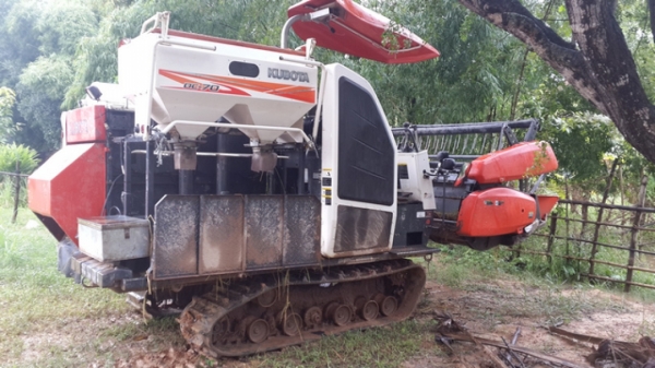 รถเกี่ยวข้าวคูโบต้า DC 70 ปี 58 รถเกี่ยวข้าวคูโบต้า DC 70 ปี 58