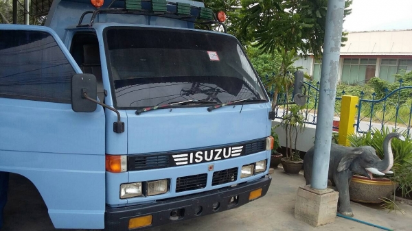 รถอีซูซู 6 ล้อดั้ม NKR 110 แรงม้า.    สนใจติดต่อ  081 - 6079515