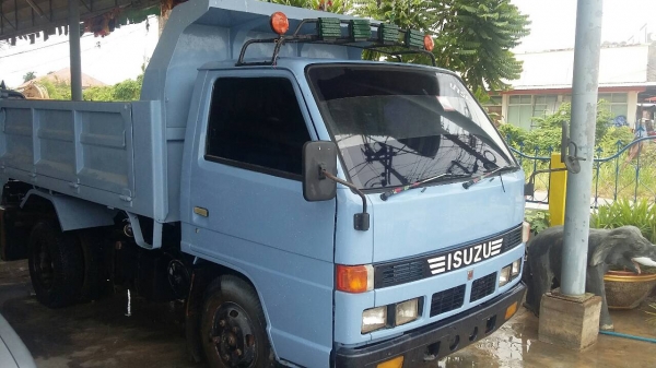 รถอีซูซู 6 ล้อดั้ม NKR 110 แรงม้า.    สนใจติดต่อ  081 - 6079515