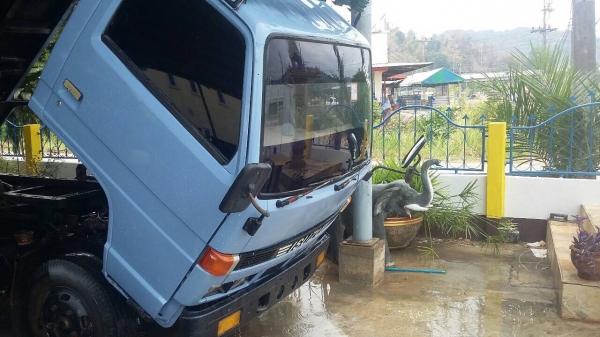 รถอีซูซู 6 ล้อดั้ม NKR 110 แรงม้า.    สนใจติดต่อ  081 - 6079515