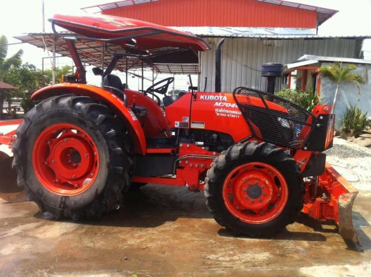 ** ราคา 590,000 ** KUBOTA M7040  สภาพ 95\%รถเดิมทั้งคัน เครื่อง เกียร์  รถใช้งานไม่กี่ร้อยชม. ยางใหม่ๆ ผานไม่เคยลงดิน  .. โทร 062 387-4789