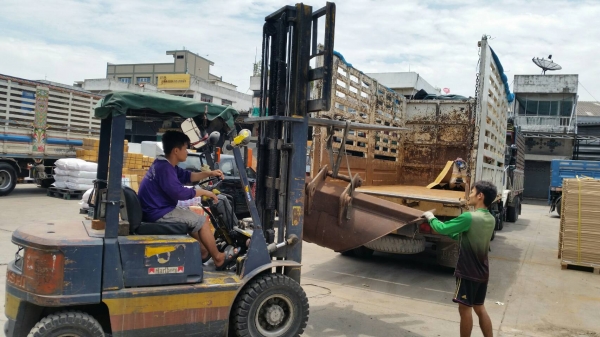 tractor-backhoe ได้จัดส่ง บุ้งกี๋สโลป สามเหลี่ยม สำหรับขุดร่องน้ำ ขุดวางท่อ เก่าญี่ปุ่น ไปพิษณุโลกครั