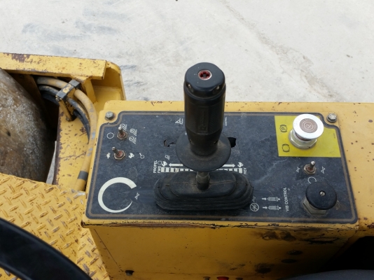 ขายรถบดบดอัดสั่นสะเทือนตัวบดหน้าเรียบ CATERPILLAR CS-563 นำเข้าจากประเทศอเมริกาแท้ 100\% สภาพสวย ไม่