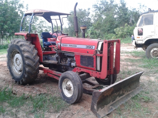 ขายด่วน รถไถแมสซี่ สภาพพร้อมใช้งาน เครื่องปั้มดี รถใช้งานอยู่ทุกวัน อุปกรณ์ดันหน้า ผานสาม เอกสารเล่มทะเบียน