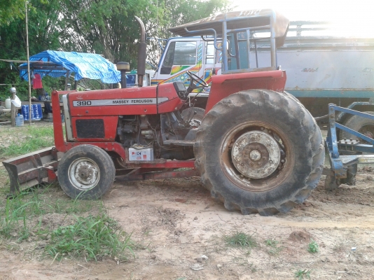 ขายด่วน รถไถแมสซี่ สภาพพร้อมใช้งาน เครื่องปั้มดี รถใช้งานอยู่ทุกวัน อุปกรณ์ดันหน้า ผานสาม เอกสารเล่มทะเบียน