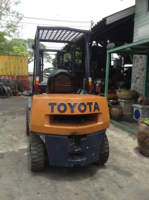 +++ ขายโฟล์คลิฟท์  TOYOTA 4FD30  ขนาด  3  ตัน  เครื่องยนต์ดีเซล  เสา  3  เมตร  เกียร์ออโตเมติค  ยางตัน