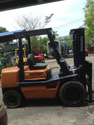 +++ ขายโฟล์คลิฟท์  TOYOTA 4FD30  ขนาด  3  ตัน  เครื่องยนต์ดีเซล  เสา  3  เมตร  เกียร์ออโตเมติค  ยางตัน