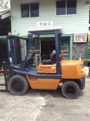 +++ ขายโฟล์คลิฟท์  TOYOTA 4FD30  ขนาด  3  ตัน  เครื่องยนต์ดีเซล  เสา  3  เมตร  เกียร์ออโตเมติค  ยางตัน