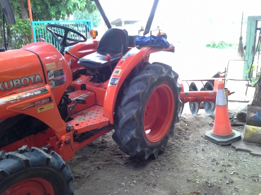 ลดราคาสุด ๆ ไปเลยครับ  245,000  คูโบต้า L3608 รถเก็บงานใหม่ พร้อมใช้ อุปกรณ์ ใบมีดดันหน้า ฝานพรวน 6 &times; 22 ใหม่ รถใช้งานปกติครับ