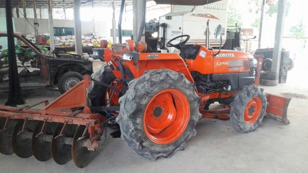 ขายรถไถ KUBOTA L3408 อุปกรณ์ครบ ดันหน้า ผานหลัง โรตารี่ ใช้งาน2พันชั่วโมง เอกสารพร้อมโอน สนใจโทร 090-8588220คุณนะ 093-3258446คุณบิว หรือเข้าดูสินค้าอื่นๆได้ที่ www.narong2truck.com หรือ www.truck.in.th/498 หรือเพจFacebook ณรงค์ ซื้อขายรถมือสอง (เว็บไซต์ส่