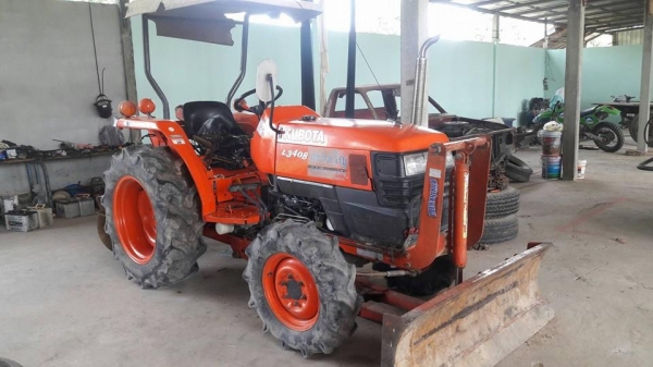 ขายรถไถ KUBOTA L3408 อุปกรณ์ครบ ดันหน้า ผานหลัง โรตารี่ ใช้งาน2พันชั่วโมง เอกสารพร้อมโอน สนใจโทร 090-8588220คุณนะ 093-3258446คุณบิว หรือเข้าดูสินค้าอื่นๆได้ที่ www.narong2truck.com หรือ www.truck.in.th/498 หรือเพจFacebook ณรงค์ ซื้อขายรถมือสอง (เว็บไซต์ส่