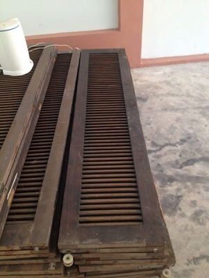 ขายประตูบานเฟี้ยม ไม้สักเก่า อายุ กว่า50ปี .45*1.90 เมตร บานละ 850 บาท