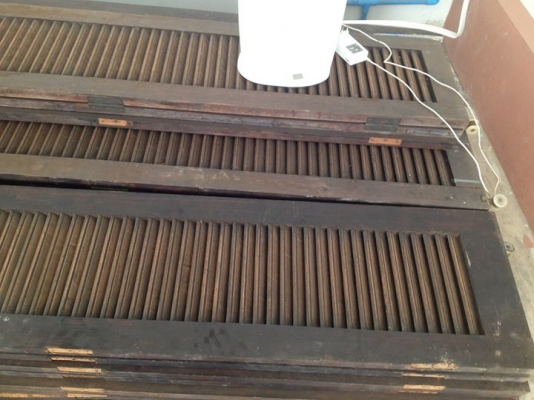 ขายประตูบานเฟี้ยม ไม้สักเก่า อายุ กว่า50ปี .45*1.90 เมตร บานละ 850 บาท