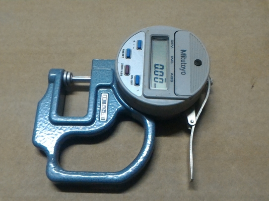 เครื่องวัดความหนาระบบดิจิตอลยี่ห้อ Mtiutoyo จากญี่ปุ่น ช่วงของการวัดอยู่ที่ 0.01 - 12 มม. วัดชิ้นงานได้ไว โครงสร้างแข็งแรง แสดงผลชัดเจน ความละเอียดสูง