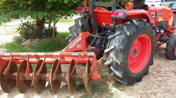 ขายรถไถ KUBOTA L4708 อุปกรณ์ครบ ดันหน้า ผานหลัง โรตารี่ รถสวยใช้งานน้อย เอกสารพร้อมโอน สนใจโทร 090-8588220คุณนะ 093-3258446คุณบิว หรือเข้าดูสินค้าอื่นๆได้ที่ www.narong2truck.com หรือ www.truck.in.th/498 หรือเพจFacebook ณรงค์ ซื้อขายรถมือสอง (เว็บไซต์ส่วน