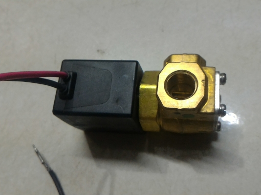 โซลินอยด์วาล์วใช้ได้กับ น้ำ , น้ำมัน , และแก็สหรือลม ยี่ห้อ SMC เอนกประสงค์ใช้ได้กับงานทุกประเภทขนาด 4 หุน 3 ทาง ใช้ไฟ 24 V. ฟรีค่าจัดส่ง