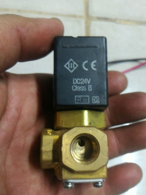 โซลินอยด์วาล์วใช้ได้กับ น้ำ , น้ำมัน , และแก็สหรือลม ยี่ห้อ SMC เอนกประสงค์ใช้ได้กับงานทุกประเภทขนาด 4 หุน 3 ทาง ใช้ไฟ 24 V. ฟรีค่าจัดส่ง