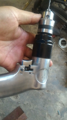 สว่านเจาะทำงานด้วยลม ยี่ห้อ RAMBO ปรับหมุน ซ็าย - ขวา ได้ สปีดความเร็ววสูง โครงสร้างแข็งแรง  ไม่มีปัญหาเรื่องไฟดูดเพราะใช้ลม เจาะเหล็กได้ง่ายเพราะความเร็วรอบสูง