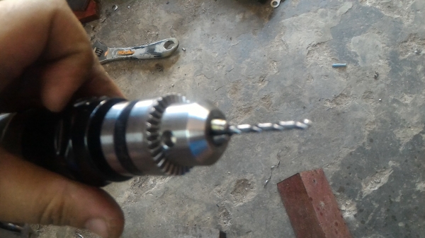 สว่านเจาะทำงานด้วยลม ยี่ห้อ RAMBO ปรับหมุน ซ็าย - ขวา ได้ สปีดความเร็ววสูง โครงสร้างแข็งแรง  ไม่มีปัญหาเรื่องไฟดูดเพราะใช้ลม เจาะเหล็กได้ง่ายเพราะความเร็วรอบสูง