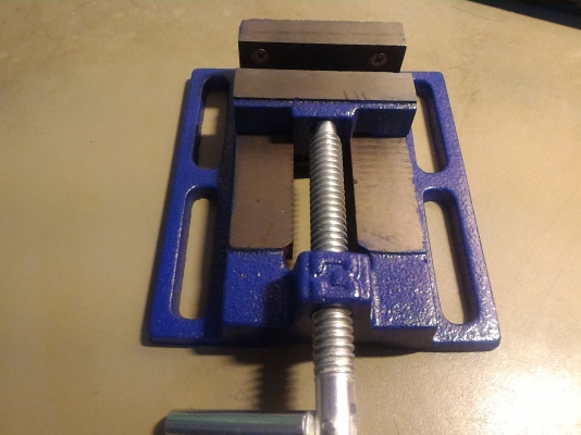 ปากกาจับชิ้นงาน 3 นิ้ว บนแท่นสว่าน หรือยึดบนโต้ะได้ ใช้จับชิ้นงานในการเจาะ ทำเกลี่ยว อื่นๆ ช่วยให้การทำงานง่ายขึ้น ชิ้นงานไม่หมุนตาม