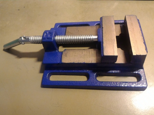 ปากกาจับชิ้นงาน 3 นิ้ว บนแท่นสว่าน หรือยึดบนโต้ะได้ ใช้จับชิ้นงานในการเจาะ ทำเกลี่ยว อื่นๆ ช่วยให้การทำงานง่ายขึ้น ชิ้นงานไม่หมุนตาม