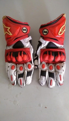 ขายถุงมือใส่ขับรถ 2 คู่ คับ เปนมือ2นะคับ 1.ALPINESTARS GP PRO ไซร์L ราคา 900 บาท 2.RS THAICHI หนังแท้ การ์ดเคฟล่าไซร์L ราคา 800 บาท ส่งได้ทั่วไทยคับ สนใจติดต่อ 081-0578282 FACEBOOK ชาญณรงค์ ป๊อป ชัยอมฤต ไอดีไลน์ POPBIGBIKESAKON คับ
