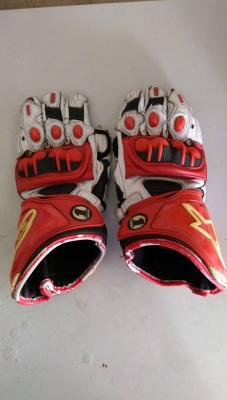 ขายถุงมือใส่ขับรถ 2 คู่ คับ เปนมือ2นะคับ 1.ALPINESTARS GP PRO ไซร์L ราคา 900 บาท 2.RS THAICHI หนังแท้ การ์ดเคฟล่าไซร์L ราคา 800 บาท ส่งได้ทั่วไทยคับ สนใจติดต่อ 081-0578282 FACEBOOK ชาญณรงค์ ป๊อป ชัยอมฤต ไอดีไลน์ POPBIGBIKESAKON คับ