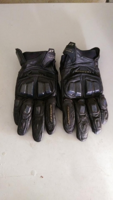 ขายถุงมือใส่ขับรถ 2 คู่ คับ เปนมือ2นะคับ 1.ALPINESTARS GP PRO ไซร์L ราคา 900 บาท 2.RS THAICHI หนังแท้ การ์ดเคฟล่าไซร์L ราคา 800 บาท ส่งได้ทั่วไทยคับ สนใจติดต่อ 081-0578282 FACEBOOK ชาญณรงค์ ป๊อป ชัยอมฤต ไอดีไลน์ POPBIGBIKESAKON คับ