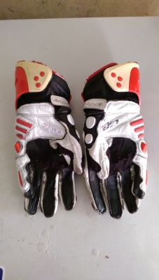 ขายถุงมือใส่ขับรถ 2 คู่ คับ เปนมือ2นะคับ 1.ALPINESTARS GP PRO ไซร์L ราคา 900 บาท 2.RS THAICHI หนังแท้ การ์ดเคฟล่าไซร์L ราคา 800 บาท ส่งได้ทั่วไทยคับ สนใจติดต่อ 081-0578282 FACEBOOK ชาญณรงค์ ป๊อป ชัยอมฤต ไอดีไลน์ POPBIGBIKESAKON คับ