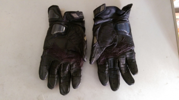 ขายถุงมือใส่ขับรถ 2 คู่ คับ เปนมือ2นะคับ 1.ALPINESTARS GP PRO ไซร์L ราคา 900 บาท 2.RS THAICHI หนังแท้ การ์ดเคฟล่าไซร์L ราคา 800 บาท ส่งได้ทั่วไทยคับ สนใจติดต่อ 081-0578282 FACEBOOK ชาญณรงค์ ป๊อป ชัยอมฤต ไอดีไลน์ POPBIGBIKESAKON คับ