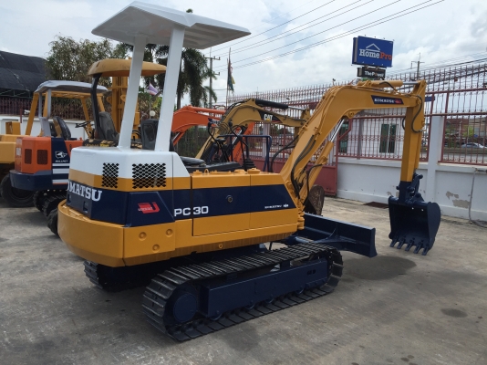 รถขุด Komatsu PC30-6 มือสองนำเข้าจากญี่ปุ่น ทำสีใหม่ พร้อมใช้งาน
