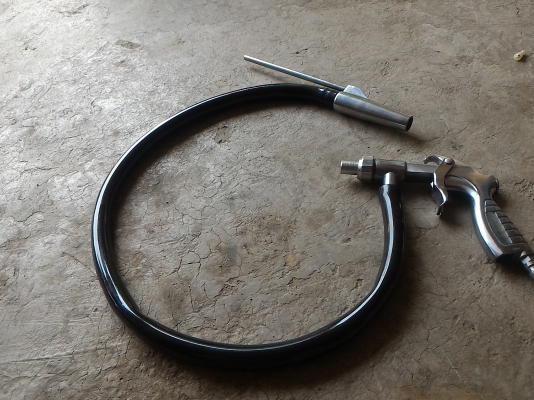 ชุดปืนพ่นทรายทำความสะอาดผิวชิ้นงาน แค่ต่อลมเข้าใช้งานดูทรายหรือผงเหล็กพ่นได้เลย มีหัวพุ่นให้สองอันไว้เปลี่ยนได้