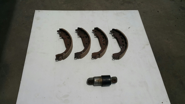 ก้ามเบรคพร้อมผ้าเบรค(อัด) และตัวโช้คดันรอกสายพานหน้าเครื่อง Toyota Altis