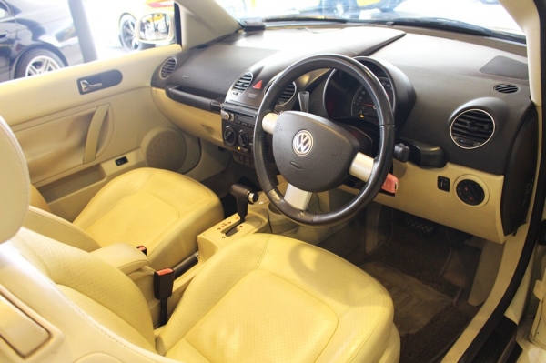 Volkswagen New Beetle Cabriored 2.0 เปิดประทุน