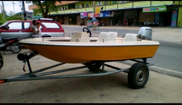เรือแบส13ฟุต เครื่อง40แรง 4จังหวะ ฮอนด้าพร้อมเทเลอร์ลาก เรือแบส13ฟุต เครื่อง40แรง 4จังหวะ ฮอนด้าพร้อมเทเลอร์ลาก