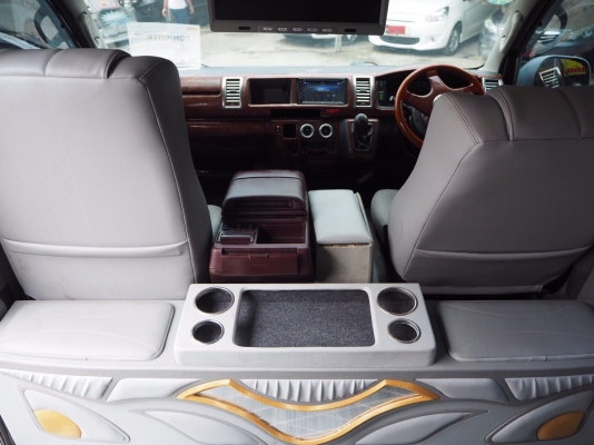 ขายรถตู้ดีเซล2.5 ปี 09 เกียMTสี เทา เบาะสี่แถว โทร0917752577