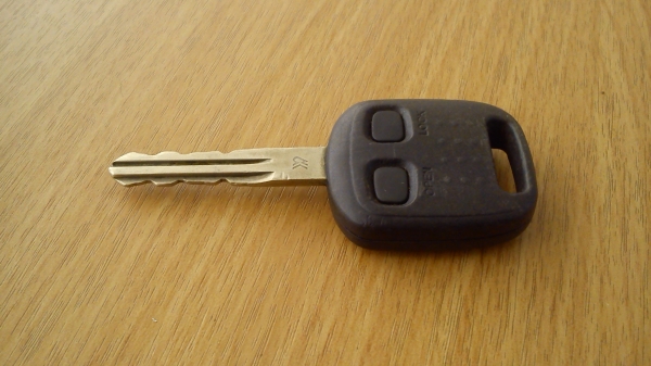 ดอกกุญแจรีโมท ของรถ ซูบารุ ไว้ถอดแยกเป็นอะไหล่ครับ