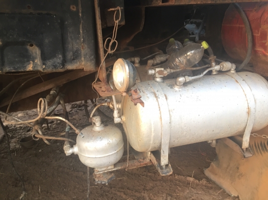 HINO FR 360 HP สิบล้อดั๊มพ์ 2 เพลา ติดก๊าซ NGV รถจอดขายตามสภาพ วางเครื่องยนต์แดวู แจ้งลงเล่ม ไม่มีชุดเกียร์นะครับ หัวเก๋งเดิมๆภายในคอนโซลสวยครบ พวงมาลัยเพาเวอร์ ระบบเบรคทริ๊ปฟี้ กระบะดั๊มพ์เหล็กเชิดชัยสภาพดีพื้นไม่มีผุ เอกสารทะเบียนชุดโอนครบ ภาษีขาด 2 ปี