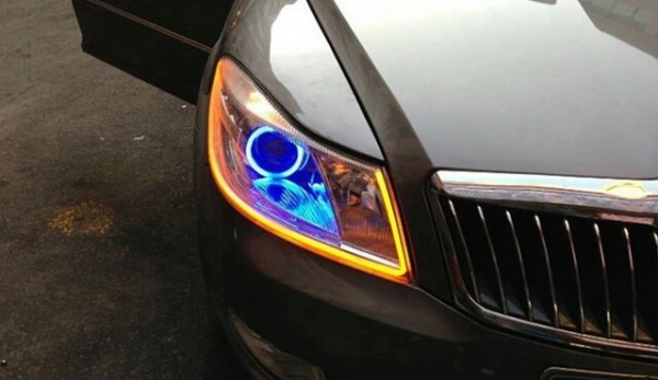 แถบไฟ LED อัลตร้า Bright SMD  มีสองสีในแถบหลอดเดียวกัน สีขาวและเหลืองอำพันเพื่อใช้เป็นไฟทำงานกลางวัน