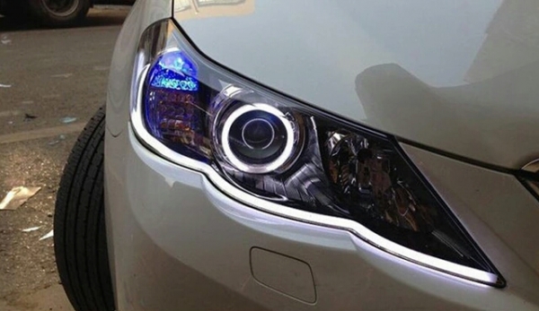 แถบไฟ LED อัลตร้า Bright SMD  มีสองสีในแถบหลอดเดียวกัน สีขาวและเหลืองอำพันเพื่อใช้เป็นไฟทำงานกลางวัน