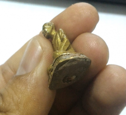 คุณแม่บุญเรือน โตงบุญเติม รูปหล่อลอยองค์โลหะเก่า ใต้ฐานมีมวลสารปฐวีธาตุ ของคุณแม่ สวยเดิมๆ