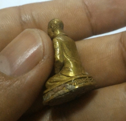 คุณแม่บุญเรือน โตงบุญเติม รูปหล่อลอยองค์โลหะเก่า ใต้ฐานมีมวลสารปฐวีธาตุ ของคุณแม่ สวยเดิมๆ