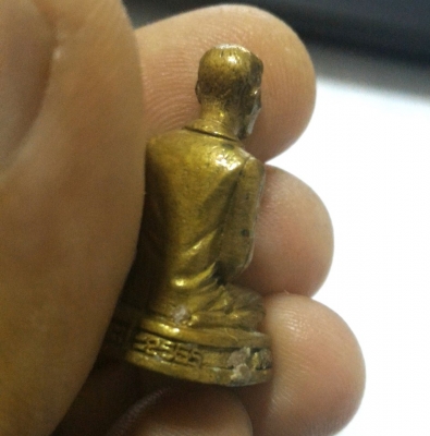 คุณแม่บุญเรือน โตงบุญเติม รูปหล่อลอยองค์โลหะเก่า ใต้ฐานมีมวลสารปฐวีธาตุ ของคุณแม่ สวยเดิมๆ