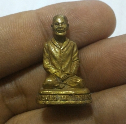 คุณแม่บุญเรือน โตงบุญเติม รูปหล่อลอยองค์โลหะเก่า ใต้ฐานมีมวลสารปฐวีธาตุ ของคุณแม่ สวยเดิมๆ