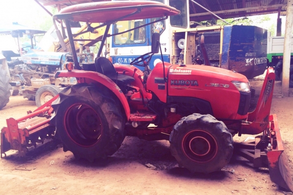 KUBOTA L3608 - 2 เพลา รถบอดี้สวยเดิมๆ ใช้งาน 1,635 ชม. อุปกรณ์ครบพร้อม 3 ชิ้น มีโรตารี่, ใบดันหน้า, ผานพรวน 5 สภาพดีสุดๆพร้อมใช้งานได้เลย เครื่องยนต์แน่นดีแรงดีกำลังไม่ตกครับ ระบบเกียร์ใช้งานปกติไม่มีปัญหา ช่วงล่างยางสภาพดีหน้าหลังประมาณ 65\% พร้อมใช้งาน เ KUBOTA L3608 - 2 เพลา รถบอดี้สวยเดิมๆ ใช้งาน 1,635 ชม. อุปกรณ์ครบพร้อม 3 ชิ้น มีโรตารี่, ใบดันหน้า, ผานพรวน 5 สภาพดีสุดๆพร้อมใช้งานได้เลย เครื่องยนต์แน่นดีแรงดีกำลังไม่ตกครับ ระบบเกียร์ใช้งานปกติไม่มีปัญหา ช่วงล่างยางสภาพดีหน้าหลังประมาณ 65\% พร้อมใช้งาน เ