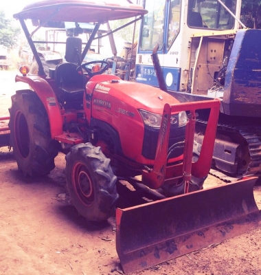 KUBOTA L3608 - 2 เพลา รถบอดี้สวยเดิมๆ ใช้งาน 1,635 ชม. อุปกรณ์ครบพร้อม 3 ชิ้น มีโรตารี่, ใบดันหน้า, ผานพรวน 5 สภาพดีสุดๆพร้อมใช้งานได้เลย เครื่องยนต์แน่นดีแรงดีกำลังไม่ตกครับ ระบบเกียร์ใช้งานปกติไม่มีปัญหา ช่วงล่างยางสภาพดีหน้าหลังประมาณ 65\% พร้อมใช้งาน เ KUBOTA L3608 - 2 เพลา รถบอดี้สวยเดิมๆ ใช้งาน 1,635 ชม. อุปกรณ์ครบพร้อม 3 ชิ้น มีโรตารี่, ใบดันหน้า, ผานพรวน 5 สภาพดีสุดๆพร้อมใช้งานได้เลย เครื่องยนต์แน่นดีแรงดีกำลังไม่ตกครับ ระบบเกียร์ใช้งานปกติไม่มีปัญหา ช่วงล่างยางสภาพดีหน้าหลังประมาณ 65\% พร้อมใช้งาน เ