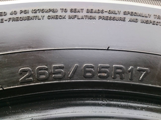 ขายยาง  DUNLOP 265/65R17 ยางสัปดาห์ที่46 ปี14  ดอกยางหนาสดเท่ากันไม่แตกลายไม่ร้าวไม่มีปะสวยๆ จำนวน 1 ชุด