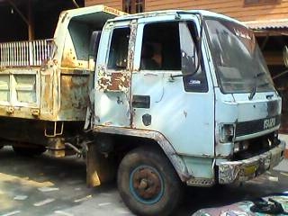 ขาย 6 ล้อดั้ม ISUZU ROCKY 6BG1- 175 แรง ดั้ม 6 ตัน กระบะ 4.0 เมตร ยาง 8.25 ขอบ 16 ปะผุแล้วรอทำสีใช้งานได้ปกติขาย 570000 ทำสีใหม่ทั้งคันขาย 650000